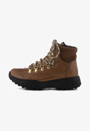 Czarne skórzane buty trekkingowe z zamszowymi akcentami, złotymi oczkami i teksturowaną czarną gumową podeszwą; posiadają grube sznurowadła i wyściełany kołnierz dla wsparcia.