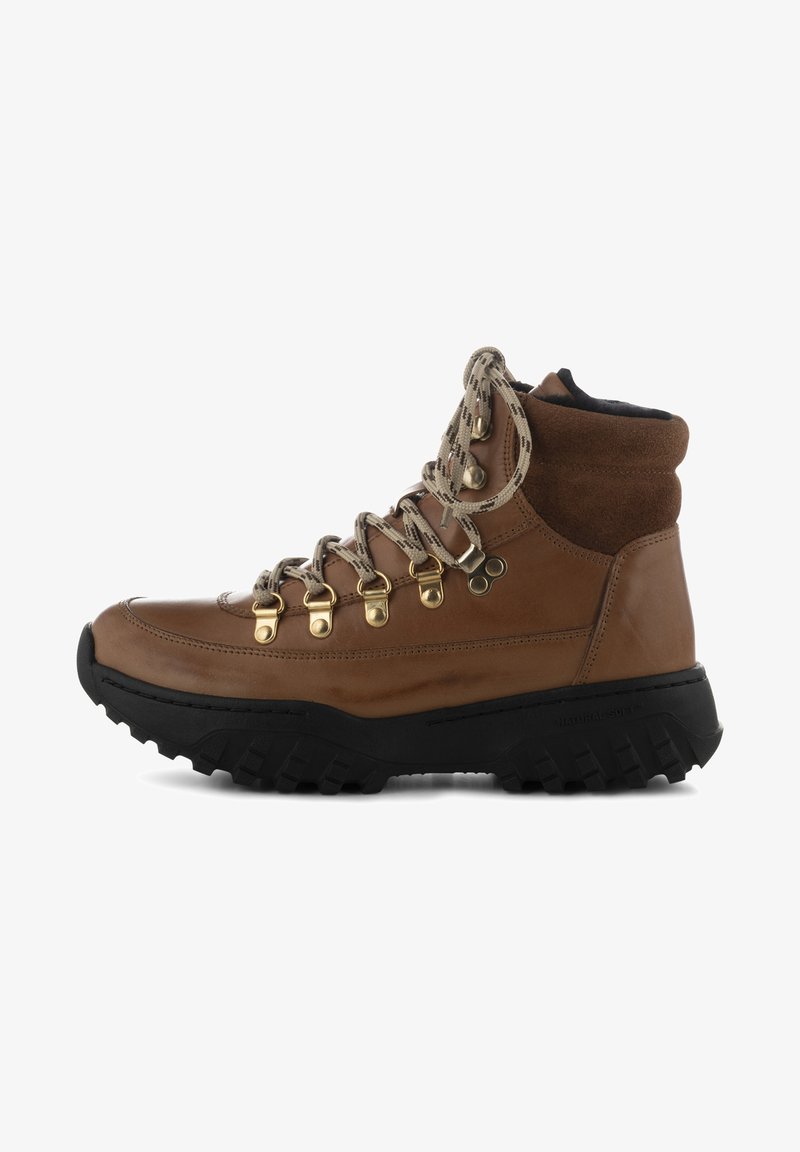Brauner Wanderstiefel aus Leder mit Veloursakzenten, goldenen Ösen und griffiger schwarzer Gummisohle; ausgestattet mit dicken Schnürsenkeln und gepolsterter Kragen für Unterstützung.