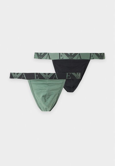 Deux slips pour hommes en coton, un noir et un vert, chacun avec une large ceinture portant un motif de logo répété en couleurs contrastées.