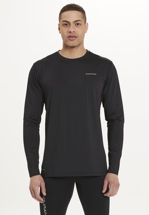 Svart långärmad träningsskjorta i lättviktsmaterial. Har rund halsringning och en liten logotyp på bröstet. Mjuk textur.