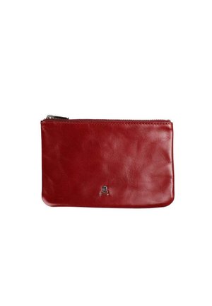 Bolsa rectangular de cuero rojo con cremallera y pequeño emblema plateado de calavera y huesos cruzados centrado cerca de la parte inferior.