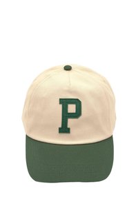 Căciulă de baseball bej cu o vizieră verde, având pe față o literă "P" brodată în verde și un nasture verde asortat la vârf.