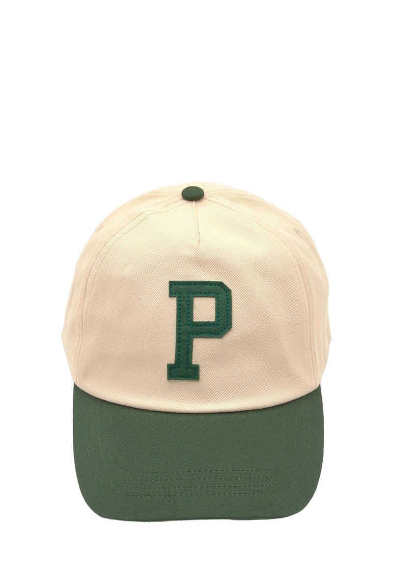 Căciulă de baseball bej cu o vizieră verde, având pe față o literă "P" brodată în verde și un nasture verde asortat la vârf.