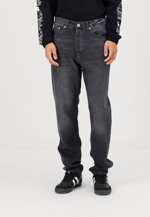 Schwarze Denim-Jeans mit einer lockeren Passform, mit einem ausgewaschenen Finish, klassischem Fünf-Taschen-Design und silberner Metallknopf-Verschluss.