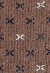 Brązowy dzianinowy materiał z wzorem w ciemnoniebieskie i białe kształty X, równomiernie rozmieszczone na powierzchni tkaniny.