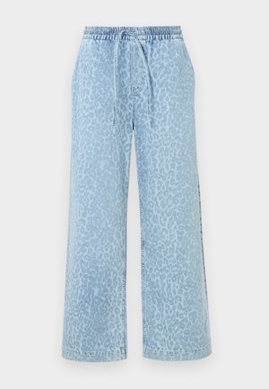 Pantaloni largi albastru deschis, din denim, cu un model de leopard. Au talie elastică cu șnur ajustabil.