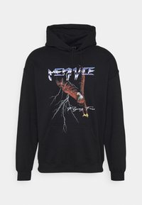 Sudadera negra con bolsillo frontal, que presenta gráficos de águilas, diseños de rayos y enérgico texto "METAL" en púrpura y blanco. Textura de tela suave.