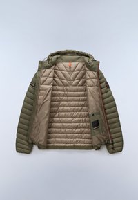 Giacca isolante verde con cappuccio, design trapuntato con fodera beige, zip frontale e tasca laterale interna.