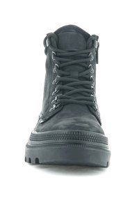 Melni zamšas augstie zābaki ar teksturētu virsmu un apaļu pirkstu daļu. Iespējas iekļauj melnas saites, acs un biezu gumijas zoli ar rakstainu malu.