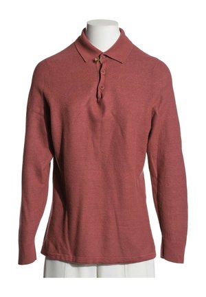 Polo en maille couleur rouille à manches longues avec trois boutons, présenté sur un buste de mannequin blanc sur fond blanc.