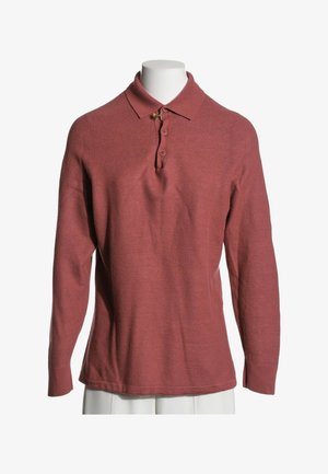 Polo de punto color óxido de manga larga con tres botones, presentado en un torso de maniquí blanco sobre un fondo blanco.