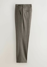 Graue Fischgrät-Hosen mit flachem Front, zwei vorderen Taschen, zwei hinteren Taschen und doppeltem Knopfverschluss an der Taille.