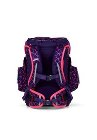 Lila Rucksack mit rosa Akzenten und einem Schuppenmuster. Verfügt über verstellbare Träger und Seitentaschen. Hergestellt aus strapazierfähigem Stoff.