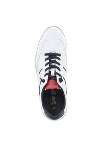Weißer Sneaker mit Netzpaneelen und marineblauen Akzenten, ausgestattet mit runden Schnürsenkeln, einer gepolsterten schwarzen Innenausstattung und einem roten Logosticker an der Zunge.