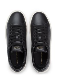 Čierne kožené tenisky s bielou gumovou podrážkou. Majú guľatú špičku, šnurovanie vpredu, vyrazené logo a hladkú textúru na vrchu.