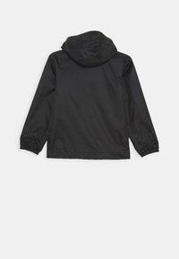 Sort letvægtsjakke med hætte, elastiske manchetter og en glat tekstur. Enkel, funktionel design uden synligt hardware eller detaljer.