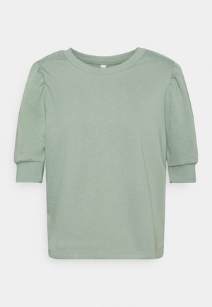 Lichtgroen T-shirt met korte mouwen en geplooide schouders, geribbelde manchetten, ronde hals, effen zachte stof, plat gelegd op een witte achtergrond.