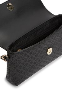 Μαύρη τσάντα χιαστί με υφή, με χρυσό μαγνητικό κούμπωμα, ανοιχτό καπάκι που δείχνει εσωτερική τσέπη με φερμουάρ και λείο μαύρο ύφασμα στο εσωτερικό.