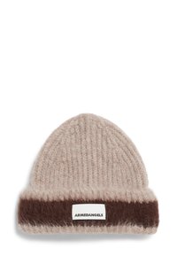 Beige en donkerbruin fuzzy gebreide beanie met omgeslagen rand en het label "ARMEDANGELS" op het midden van de voorkant.