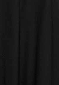 Material textil negru cu o textură fină, având o culoare uniformă și o cădere dreaptă, specifică materialelor țesute utilizate în îmbrăcăminte sau tapițerie.
