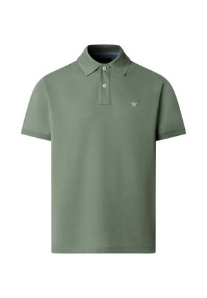 Groen poloshirt met korte mouwen, twee knopen en een klein logo van gekruiste golfclubs op de linkerborst, tegen een witte achtergrond.