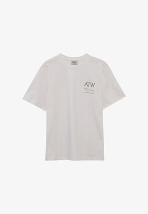 Wit t-shirt met korte mouwen, voorzien van een kleine grijze tekst "ATW HALO 196819721981 ALL TERRAIN WEAR" op de linkerborst en een ronde halslijn.