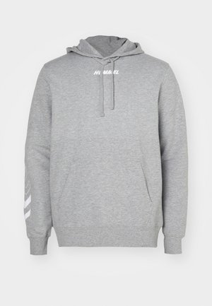 Szary sweatshirt z kieszenią z przodu, kapturem ze sznurkiem i białym logo na klatce piersiowej. Charakteryzuje się białymi paskami na prawym rękawie.