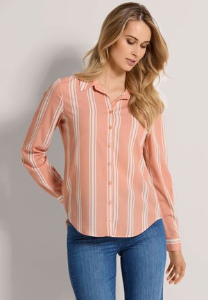 Lichtroze overhemd met lange mouwen, witte verticale strepen, knoopsluiting aan de voorkant en kraag; zachte stoftextuur met een afgeronde zoom.