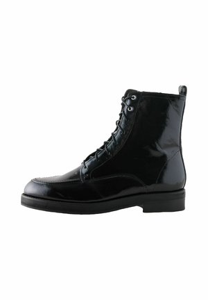 Botín negro de charol con puntera redonda, diseño con cordones, detalles de costura y suela de goma baja y plana.