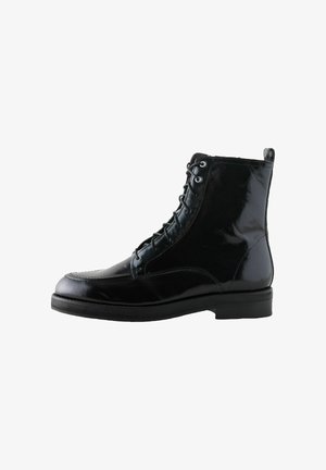 Botín negro de charol con puntera redonda, diseño con cordones, detalles de costura y suela de goma baja y plana.