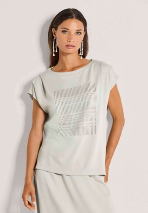 Hellgraues Kurzarmoberteil mit einem strukturierten quadratischen Design aus kleinen, linienförmigen Mustern auf der Vorderseite, gefertigt aus weichem Stoff.