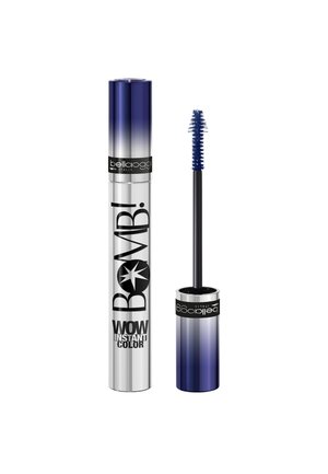 Tubetto di mascara con tappo sfumato blu e testo nero accanto a un applicatore a bacchetta tinta di blu con setole ricoperte di mascara blu.