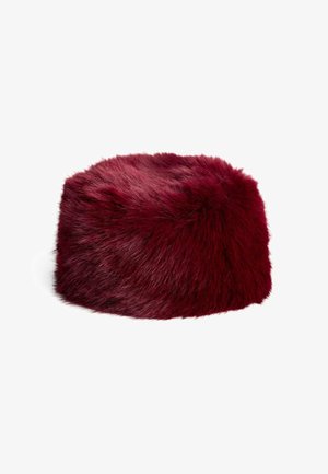 Burgunder rød faux fur cylindrisk hat med blød, tæt tekstur på en hvid baggrund.