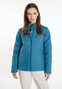 Giacca puffa turchese con colletto alto, chiusura con zip e tasche laterali. Presenta cuciture a baffle e una superficie liscia e lucida.