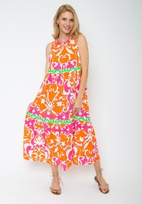 Maxikleid mit einem orangen, rosa und weißen Blumenmuster, einem grünen Akzentband in der Taille und einem gestuften Rockdesign.