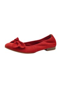 Bailarinas de ante rojo con punta redondeada, que cuentan con un gran lazo en la parte delantera y un pequeño tacón de madera. Forro interior suave.