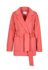 Chaqueta coral de mezcla de lana con cintura con cinturón, solapas con muesca, dos bolsillos frontales y puños doblados. Textura suave con un patrón sólido.