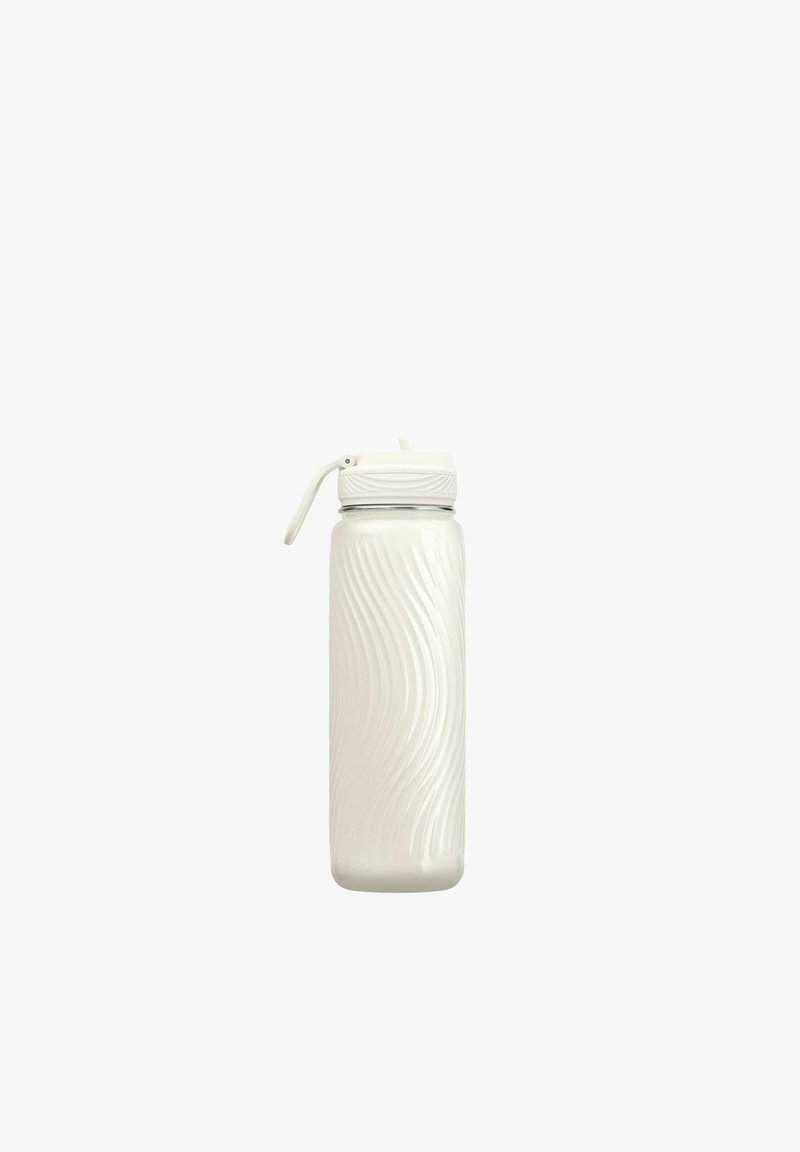 Weiße wiederverwendbare Wasserflasche mit strukturiertem welligem Muster und Klappdeckel mit Trinkausguss, zentriert auf weißem Hintergrund.