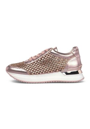 Sneaker in Roségold mit metallisch besetztem Mesh, pinken Schnürsenkeln, weißer, geriffelter Sohle und reflektierendem Fersenakzent.