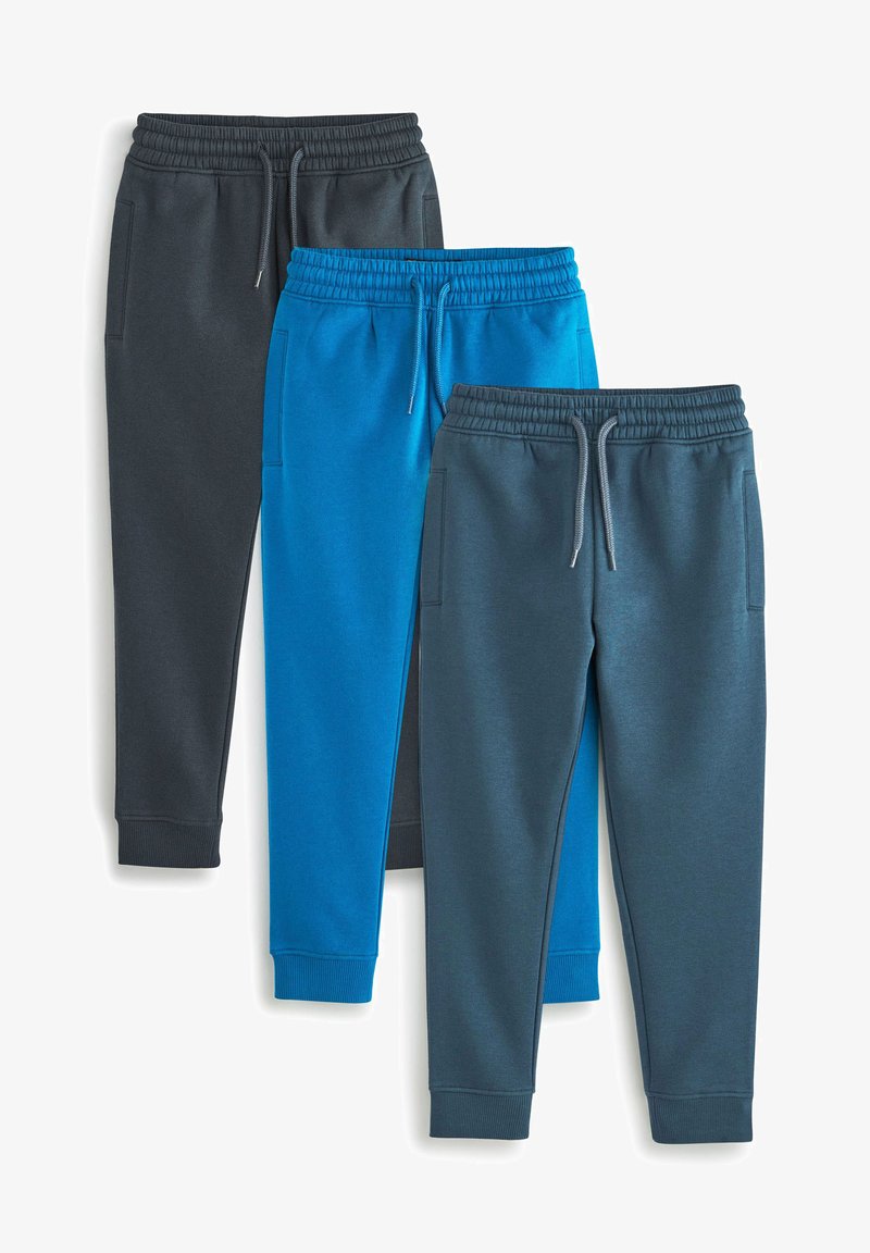 Drie paren joggingsbroeken: donkergrijs, felblauw en teal. Elk heeft een elastische tailleband, twee zijzakken en manchetten bij de enkels.