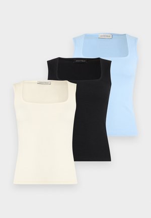 Trei topuri fără mâneci cu guler pătrat și model nervurat, în crem, negru și albastru deschis, așezate suprapuse pe un fundal simplu.