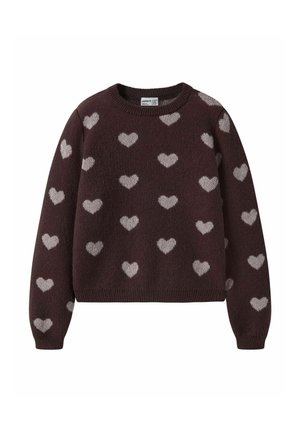 Mørk lilla strikket sweater med lyse lilla hjerte mønstre jævnt fordelt på front og ærmer, med rund halsudskæring og lange ærmer.