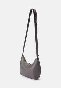 Harmaa nahkainen olkalaukku kaarevalla muotoilulla, kultaisilla yksityiskohdilla ja vetoketjukiinnityksellä. Säädettävä hihna moniin käyttötarkoituksiin.