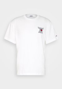 Camiseta blanca de algodón con cuello redondo, que presenta un pequeño logo de 'Tommy Jeans' en color marino en el pecho y un acento de logo tricolor en la manga.