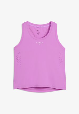 Fialový atletický top bez rukávov s logami "HYROX" a Puma, priedušnými bočnými perforáciami a mierne zaobleným okrajom.