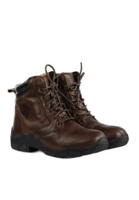 Botas de cuero marrón con un diseño robusto, parte delantera con cordones, suela de goma y acentos de cuero negro en contraste en el collar.