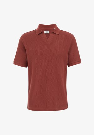 Polo shirt rouge à texture, avec un col en V et des manches courtes. Présente un col uni et un logo discret au niveau de l'ourlet.