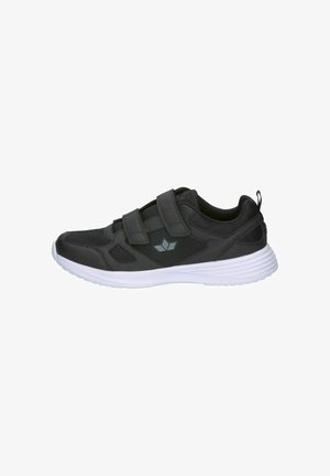 Schwarzer Sportschuh mit Obermaterial aus Mesh und Synthetik, zwei Klettverschlussriemen, gepolsterter Ferse und einer weißen Gummisohle mit strukturiertem Profil.