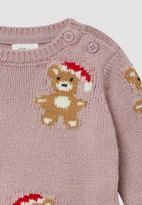 Dzianinowy sweter w jasnoróżowym kolorze z brązowymi wzorami misia. Posiada okrągły dekolt, dwa fioletowe guziki na ramieniu oraz miękką teksturę.