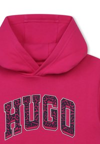 Sweat à capuche rose vif avec un grand logo "HUGO" en couleur contrastante et motif léopard. Comprend une capuche profonde et doublée.